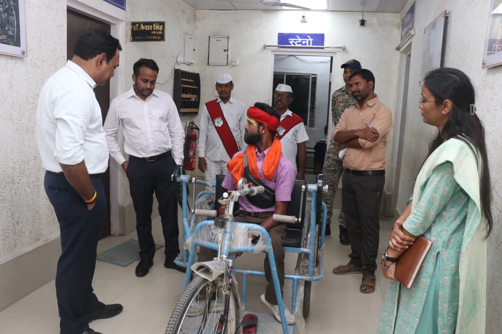 संवेदनशील प्रशासन की मिसाल: कलेक्टर ने दिव्यांग को दिलाई ट्राइसाइकिल