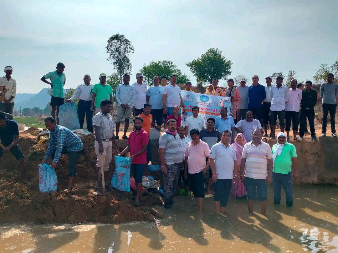 विधायक कुंवर सिंह टेकाम की अगुवाई में बरी नदी में बोरी बंधान, जल गंगा संवर्धन अभियान को मिली नई रफ्तार