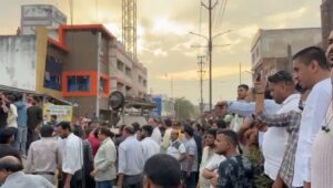 अभी-अभी एमपी में तीन मंजिला बिल्डिंग भर भराकर गिरी, 8-10 लोगों के दबने होने की खबर